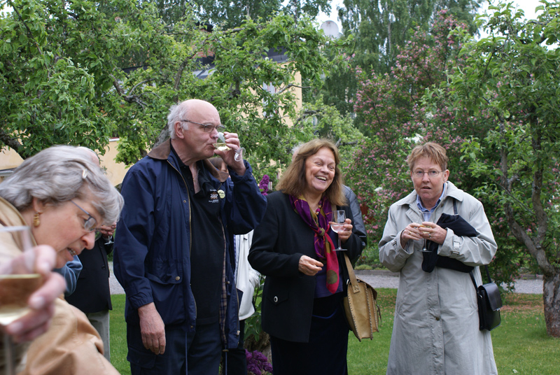 Invigning av Jan Fridegårdsällskapets rum i Lilla stugan på Wallinska gården den 29 maj 2007. Från vänster Hasse Eson, Aase Fridegård Penayo, Majlis Söder.